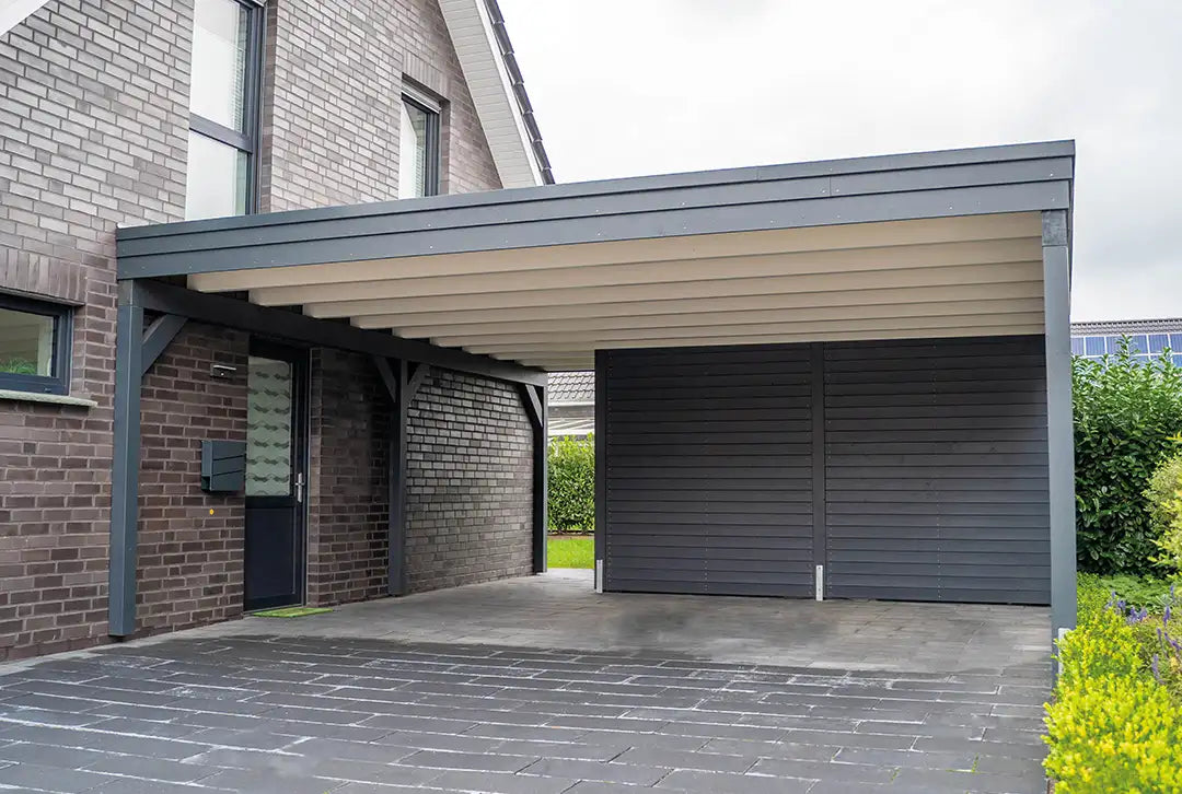 Flachdachcarport aus Holz 600x900cm mit Geräteraum und Seitenwand