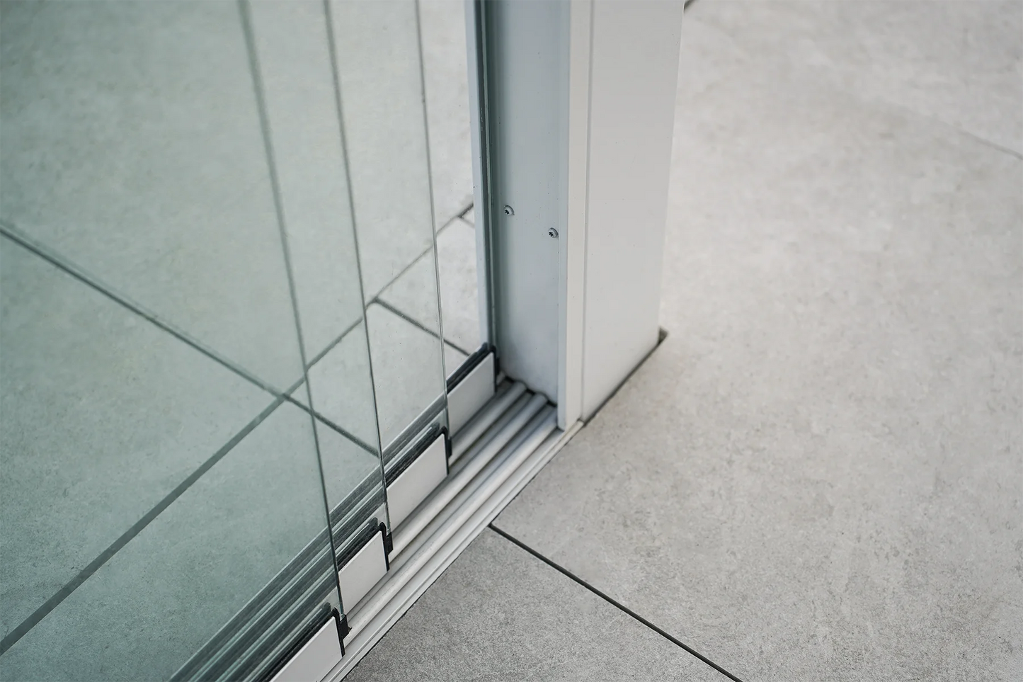 Glasschiebewand anthrazit (RAL 7016) 10mm