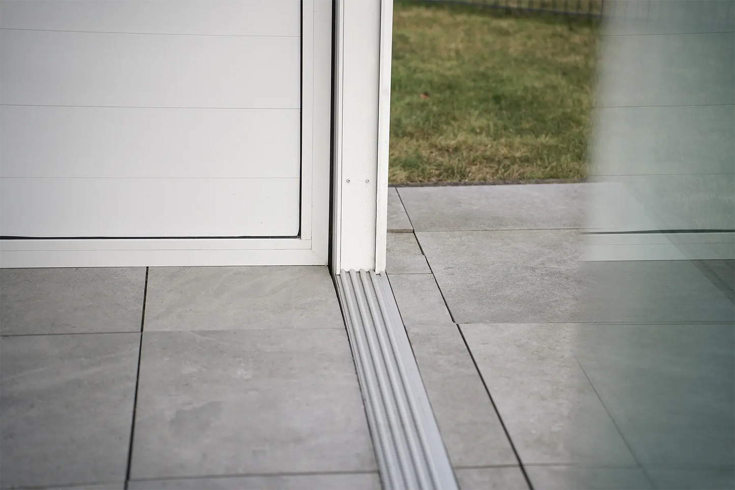 Glasschiebewand anthrazit (RAL 7016) 10mm